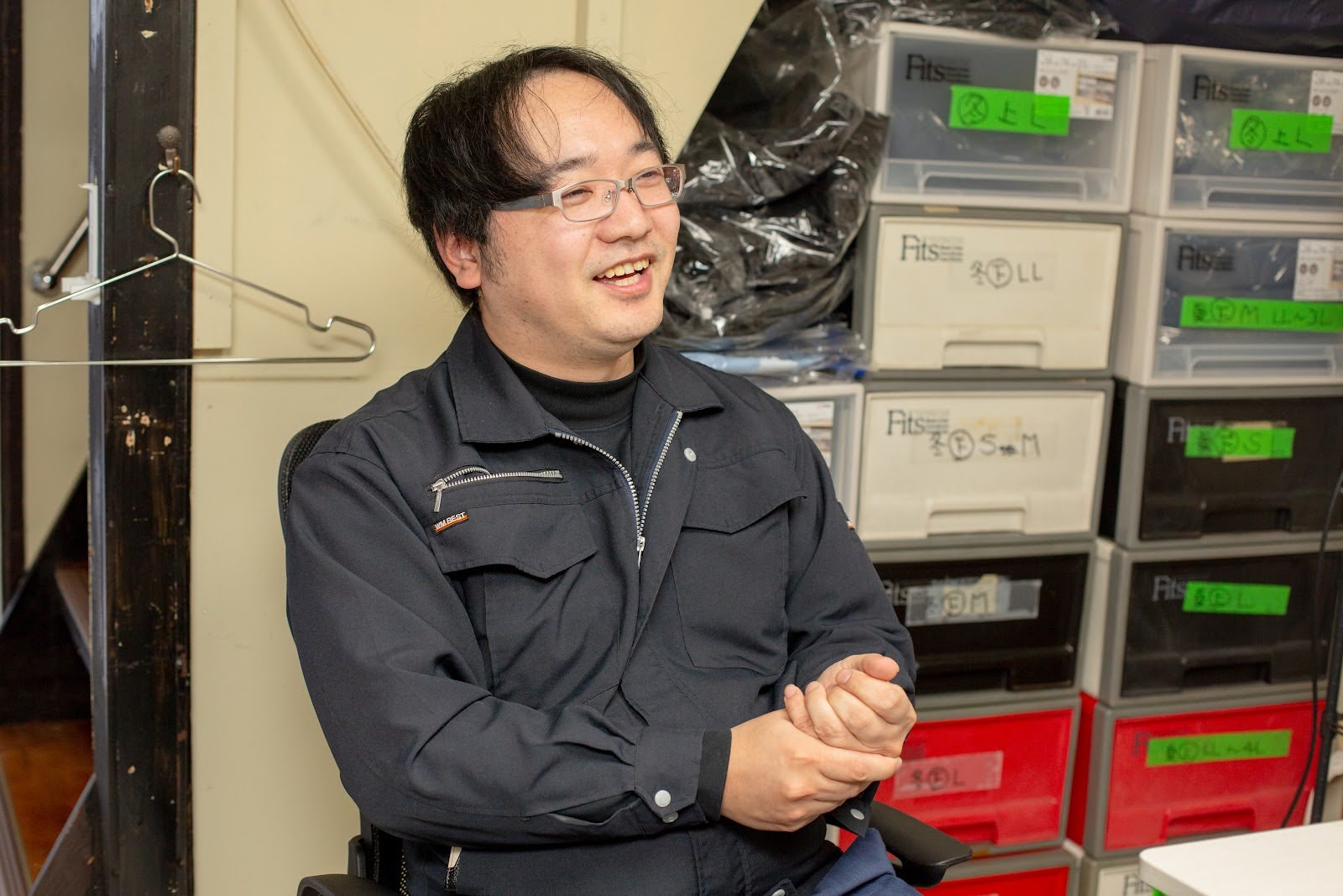 インタビュー中の渡部代表