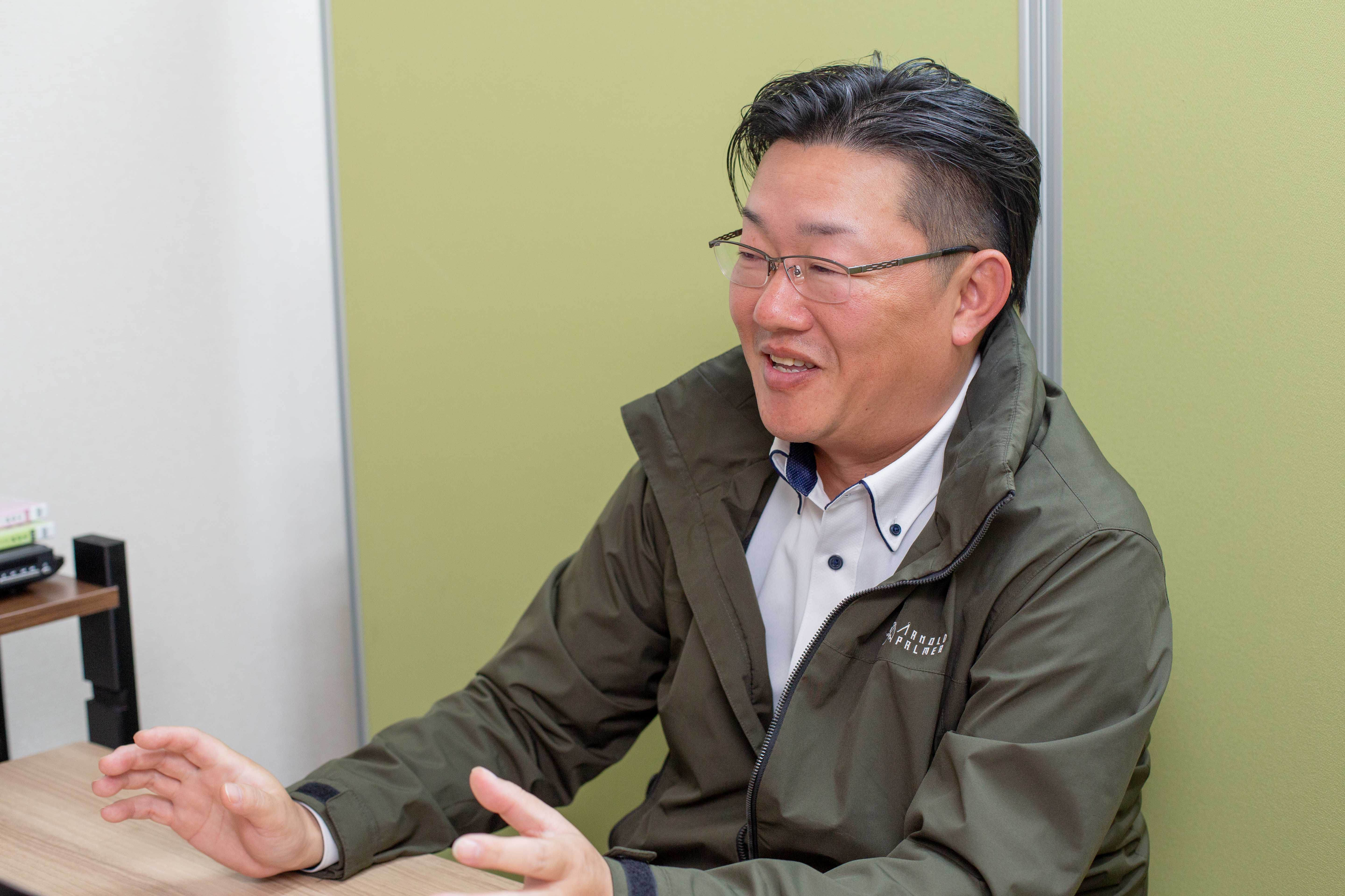 インタビューを受ける野口雄平氏の写真(2)