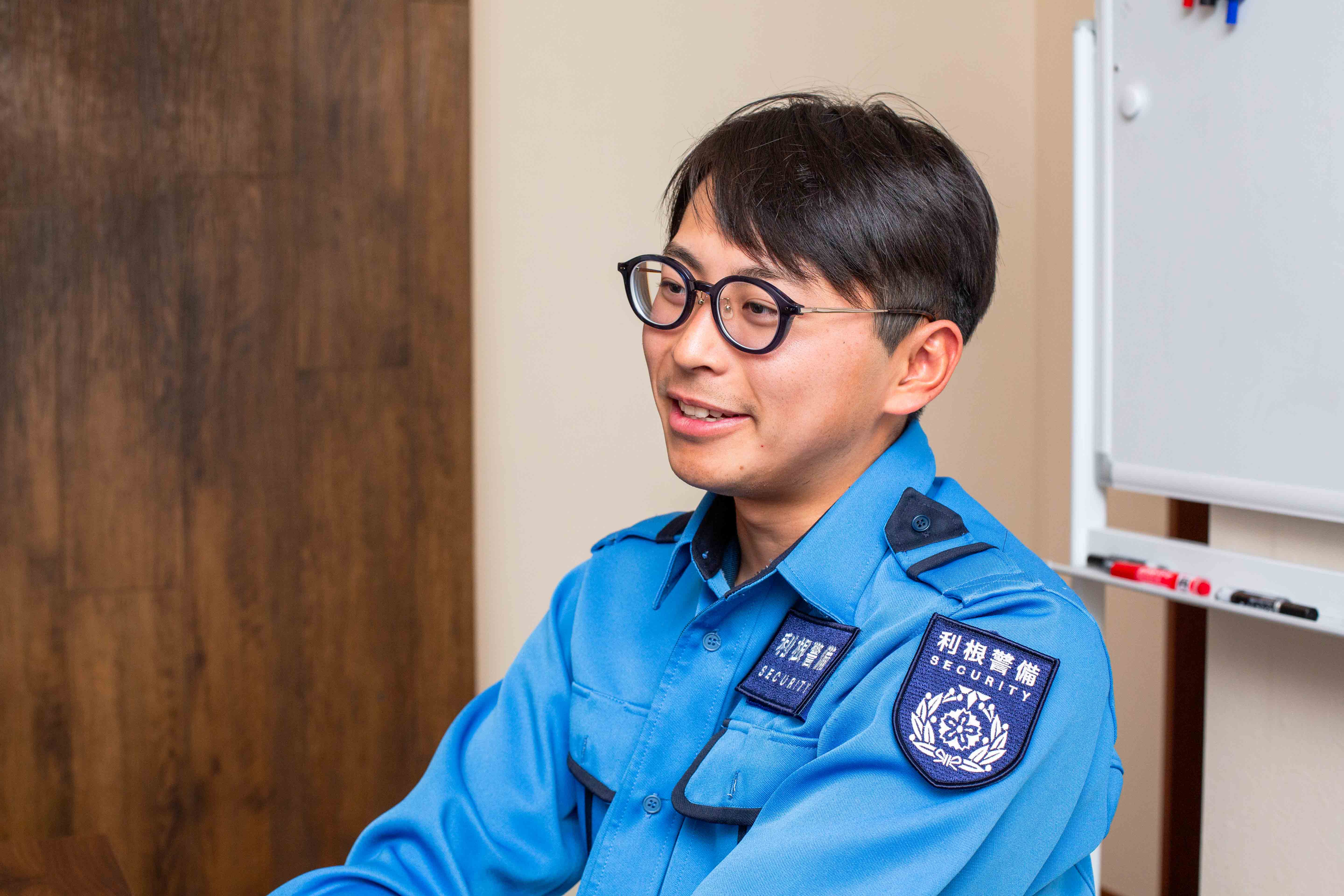 利根警備 清水春輝様がインタビューを受けている画像